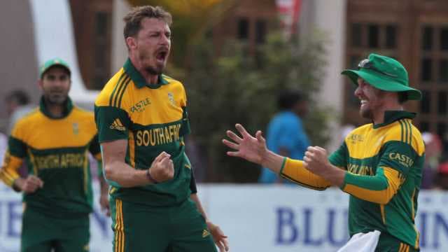 Swinging Steyn stings Australia