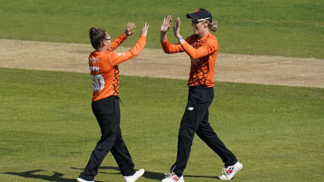 Linsey Smith strikes with bat and ball as Vipers keep knockout ambitions in their own hands