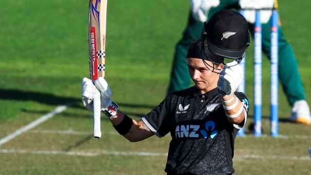 Amelia Kerr hits 139-ball 179* as New Zealand pull off record chase to level series