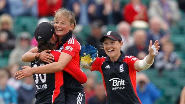 England surge to quadrangular finals