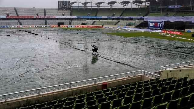 Hosts use rain delays to keep 'minds fresh'