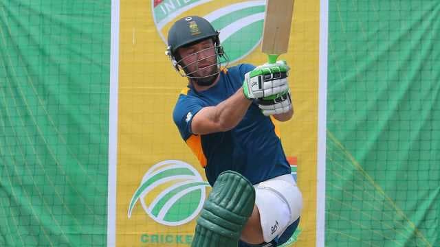 De Villiers makes 5 and 32 on return in rain-hit round