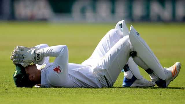 De Kock out of game with hamstring strain