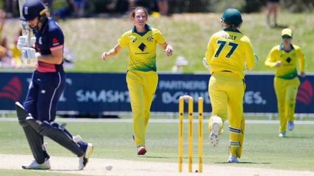 Schutt takes top spot in ICC WT20I bowlers' rankings
