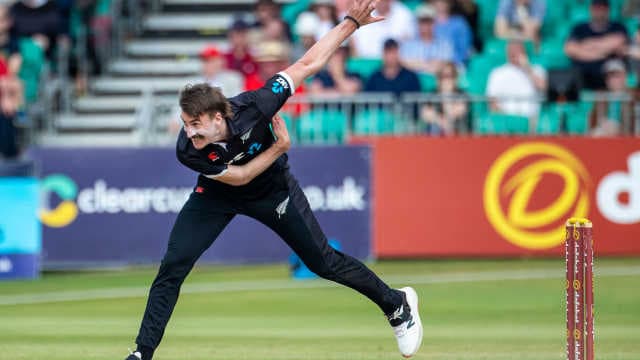 Blair Tickner and Ben Sears cut through Netherlands as New Zealand defend 148