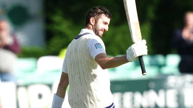 Stevie Eskinazi ton leads assured batting display as Middlesex close in on promotion