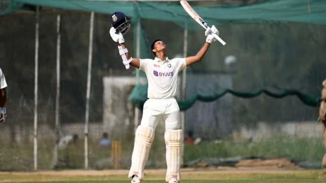 Jaiswal 213, Abhimanyu 154 flatten Madhya Pradesh on first day