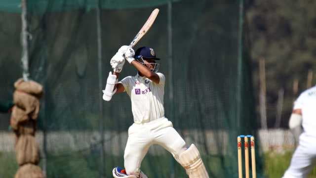 Mantri gives MP hope in tall chase after Jaiswal's second century of the game