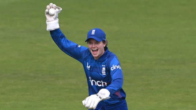 Amy Jones credits youngsters' injection of energy for England turnaround