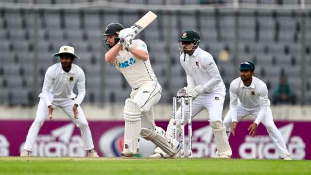 Phillips' stunning counterattack puts NZ just ahead before bad light stops play