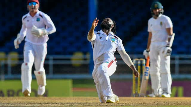 How many bowlers have taken caught and bowled dismissals with consecutive balls in Tests?