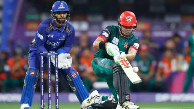 Pooran declines stumping, Holden retires out - big drama at ILT20