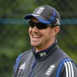 Pietersen signs England contract