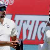 Kohli suffers strain in right shoulder, expected to continue playing Test