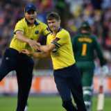 Woakes makes his mark on winning return for Birmingham Bears