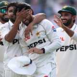 England leading by 261 after Pakistan capitulate 