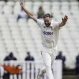 Woakes, Bamber tighten title grip as Warwickshire take control