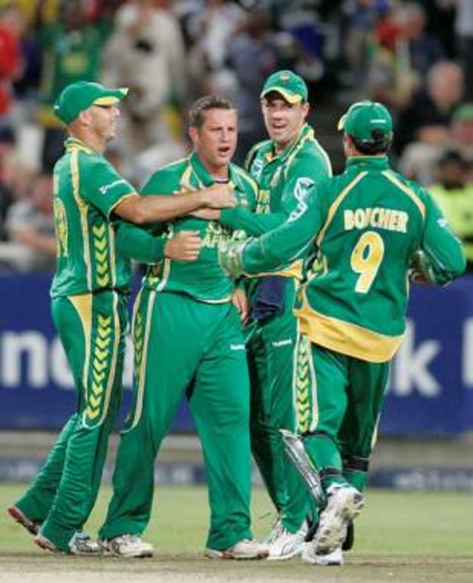 Roelof van der Merwe's left-arm spin tied down the Australian batsmen in Cape Town