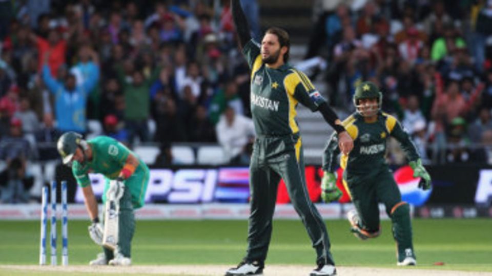 Shahid Afridi sends back Herschelle Gibbs