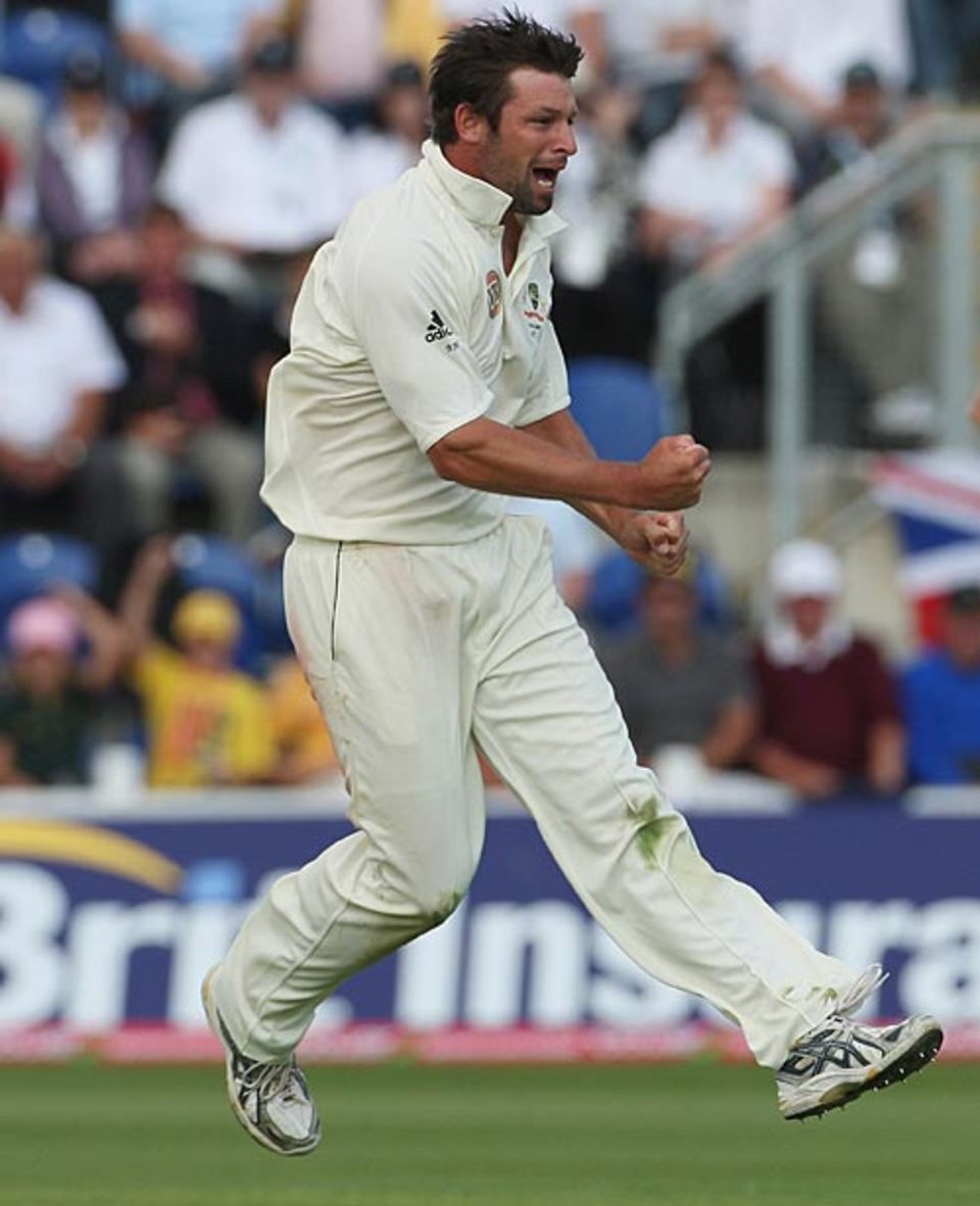 Ben Hilfenhaus knocked off the remaining Sri Lankan wickets to complete an excellent all-round effort