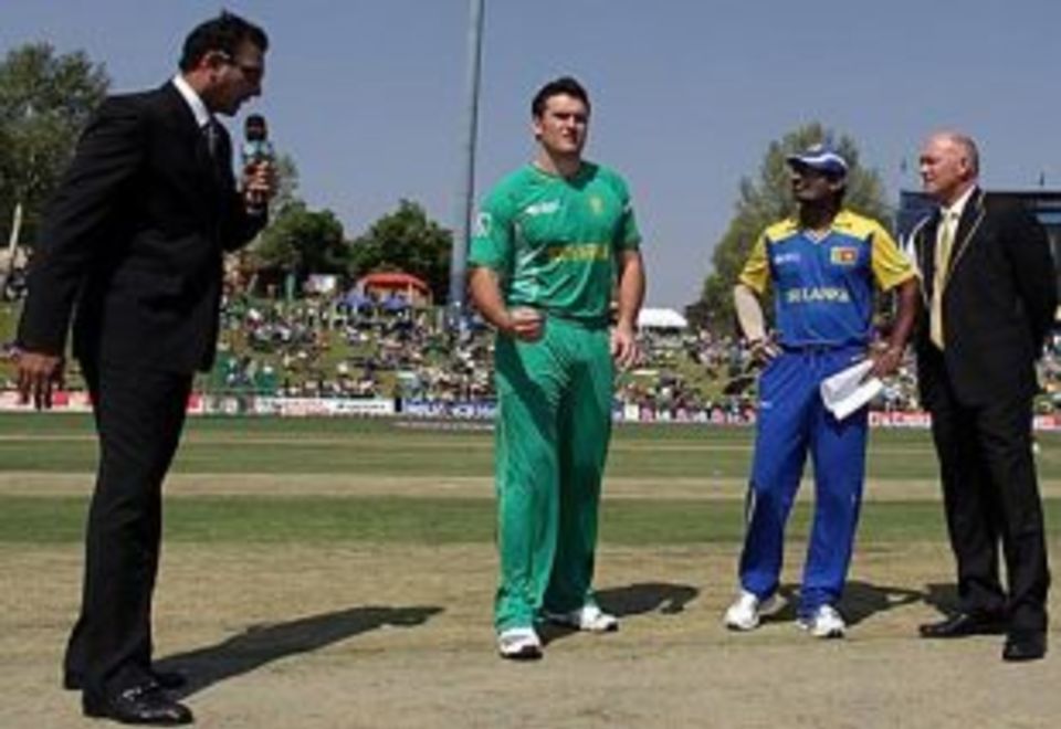 Graeme Smith has expressed his support for Sri Lanka's cricketers, who have not been paid for eight months