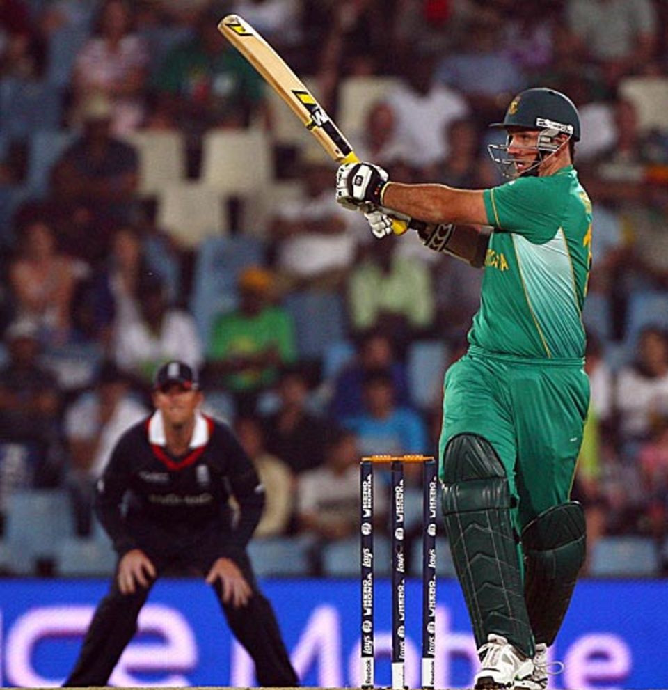 Graeme Smith connects with a strong pull at the start of the chase