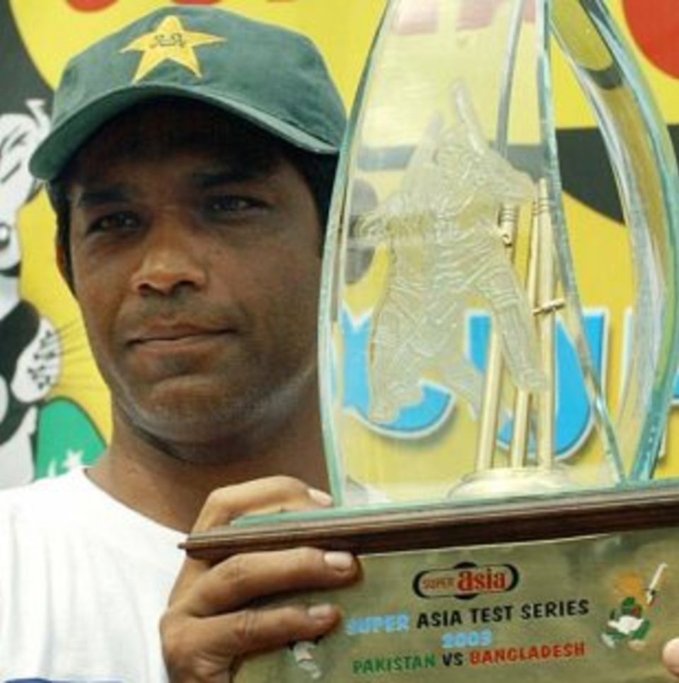 Rashid Latif with the trophy after Pakistan beat Bangladesh in 2003
