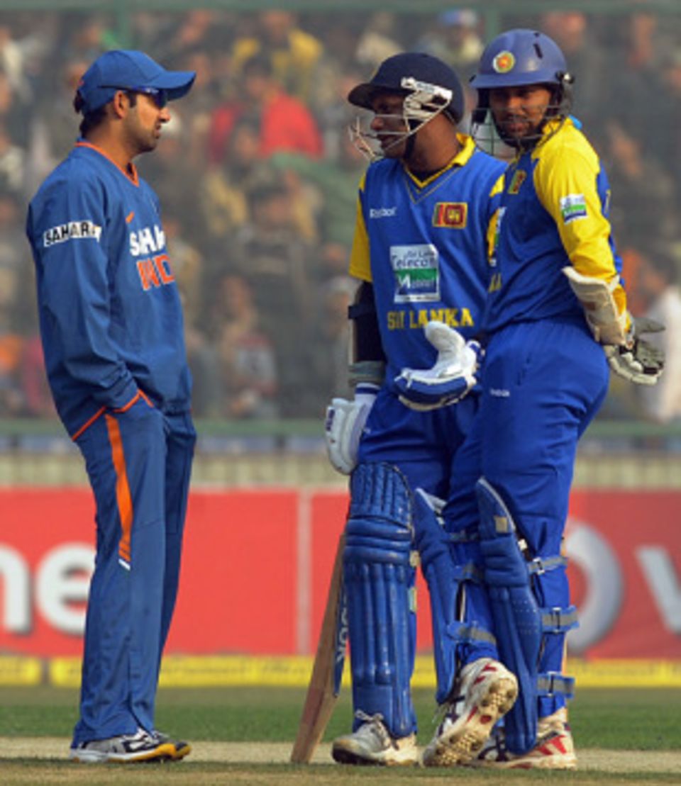 Tillakaratne Dilshan, Sanath Jayasuriya and Gautam Gambhir discuss the pitch