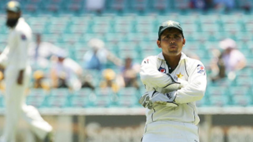 Kamran Akmal looks dejected after dropping Peter Siddle