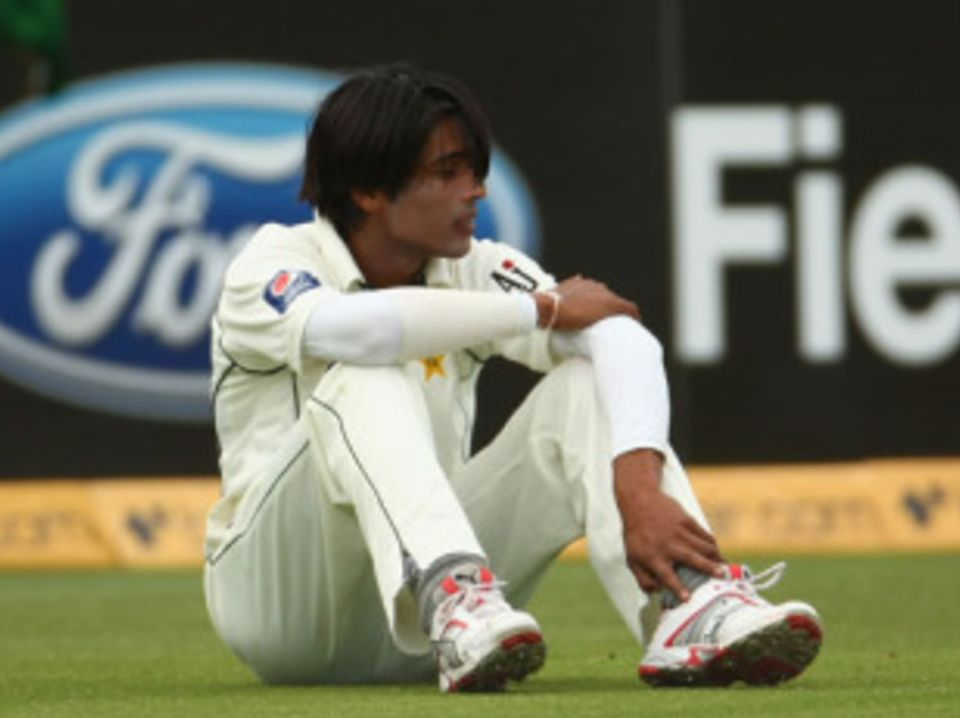 Mohammad Aamer started the morning with a dropped catch and wasn't used between lunch and tea