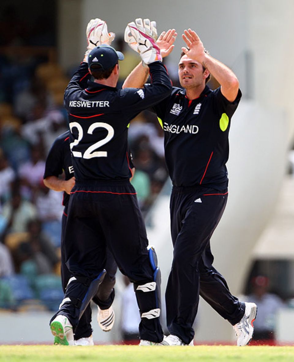 Michael Yardy claimed three wickets in England's warm-up against Bangladesh