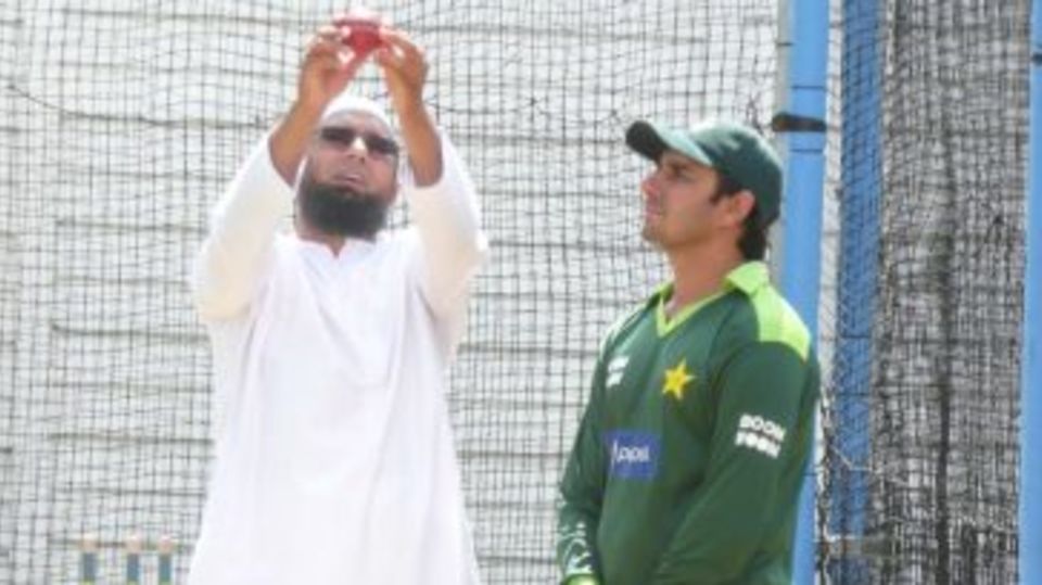 Former Pakistan offspinner Saqlain Mushtaq gives Saeed Ajmal some bowling tips