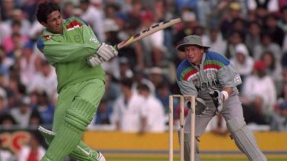 Inzamam-ul-Haq pulls during his blitz