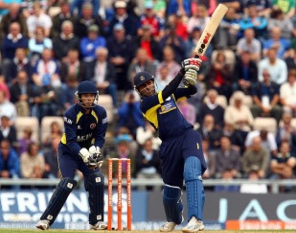 Abdul Razzaq gave early impetus to Hampshire's chase