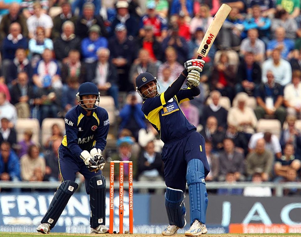 Abdul Razzaq gave early impetus to Hampshire's chase