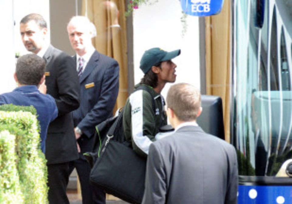 Mohammad Amir will return to London along with Salman Butt and Mohammad Asif to meet with PCB chairman Ijaz Butt