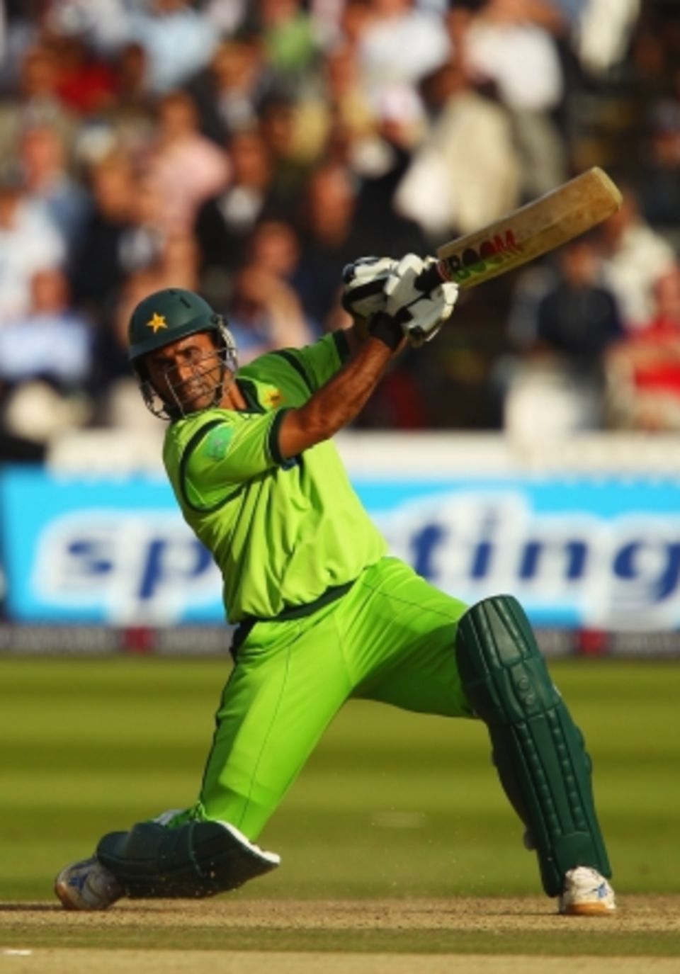 Abdul Razzaq slammed 71 off 29 deliveries to power Lahore to victory