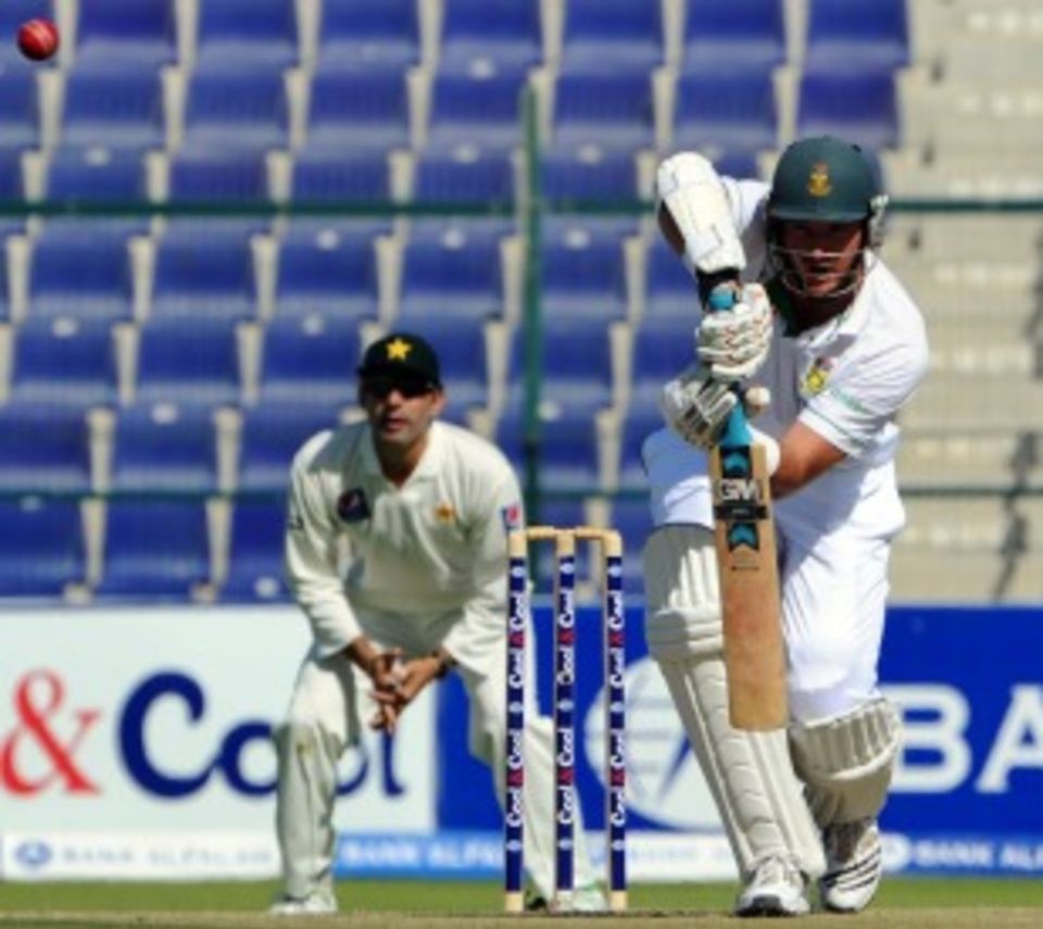 Graeme Smith played both Tests against Pakistan in the UAE despite carrying a finger injury