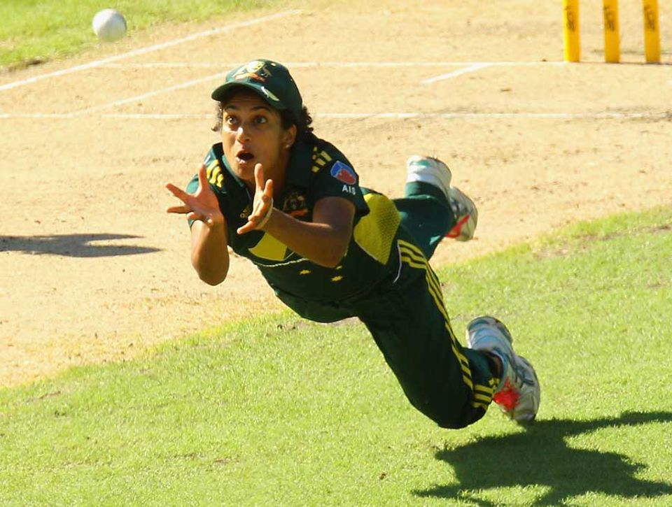 Lisa Sthalekar dives to take a catch. Professional contracts have allowed the current generation to "put their whole focus" on cricket, she says
