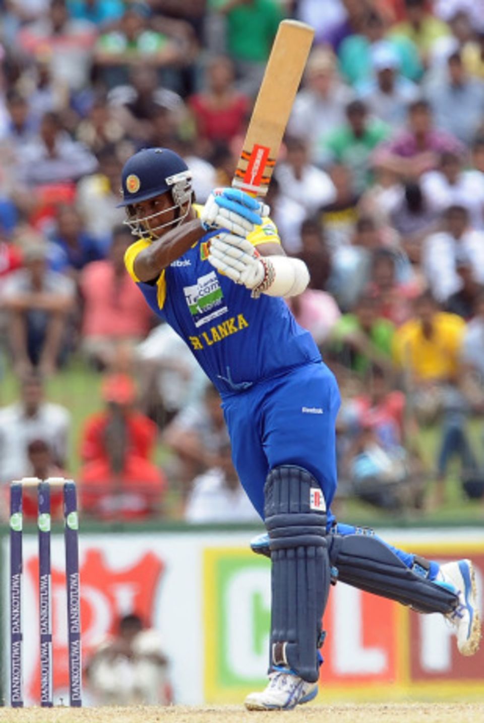 Angelo Mathews hit a quick 36 to help Sri Lanka reach 277
