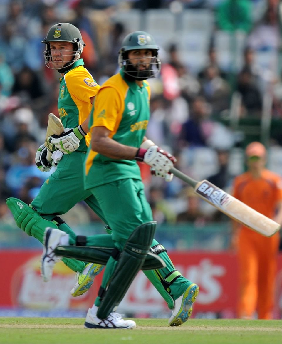 AB de Villiers and Hashim Amla take a run during their 221-run partnership