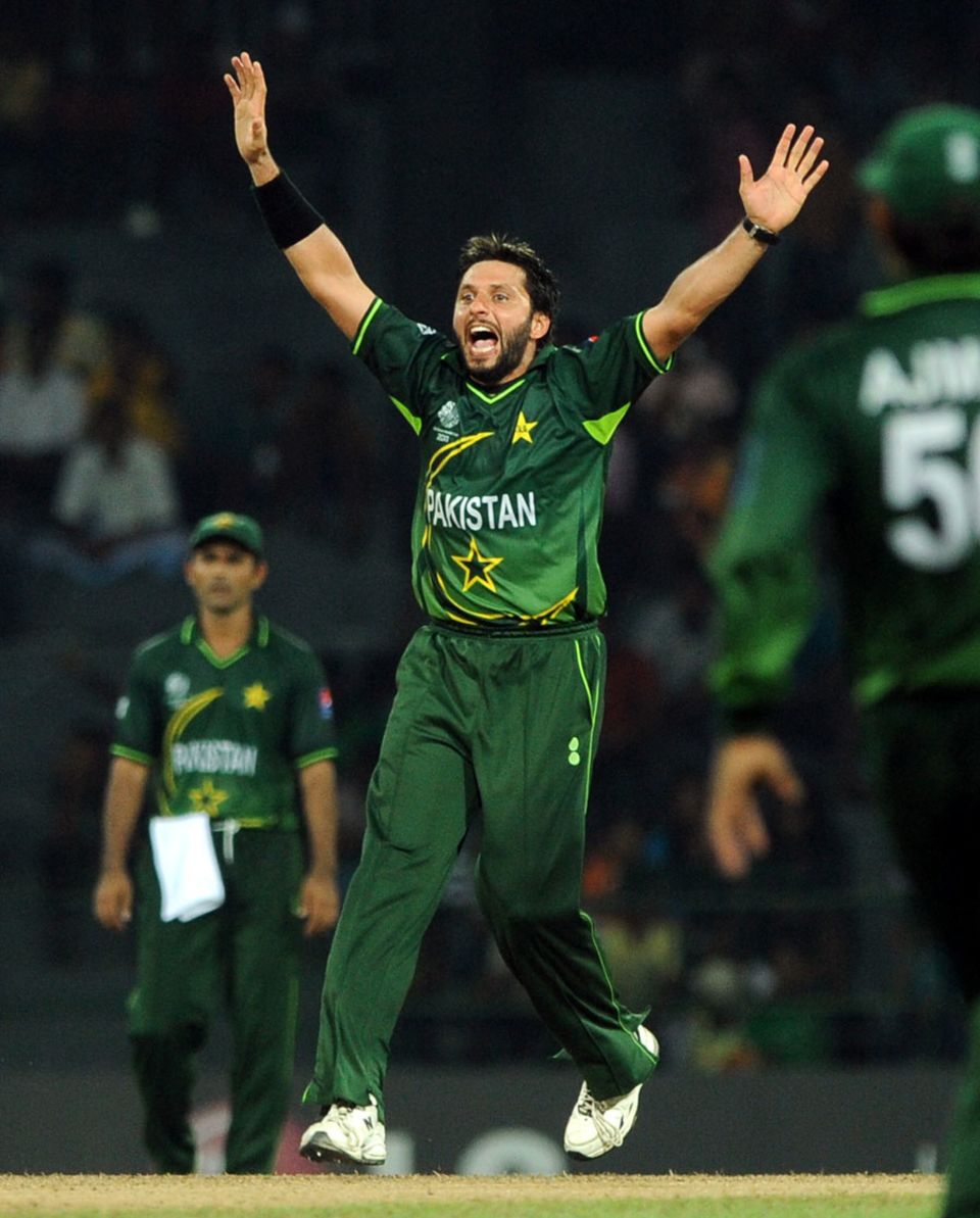 Shahid Afridi celebrates the wicket of Ashish Bagai