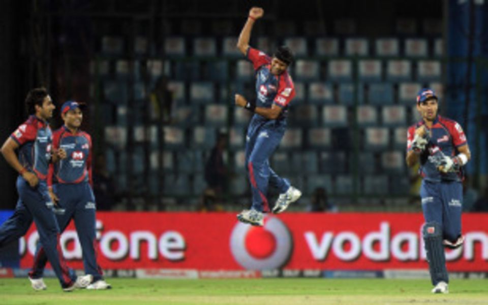 Ashok Dinda (centre) will represent Pune Warriors in IPL 2012