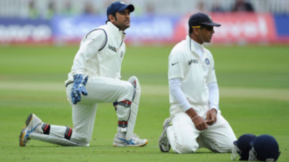 MS Dhoni and Rahul Dravid react after letting go of a chance