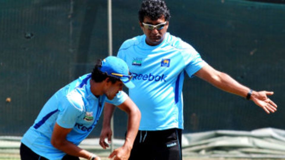Rumesh Ratnayake advises Dinesh Chandimal
