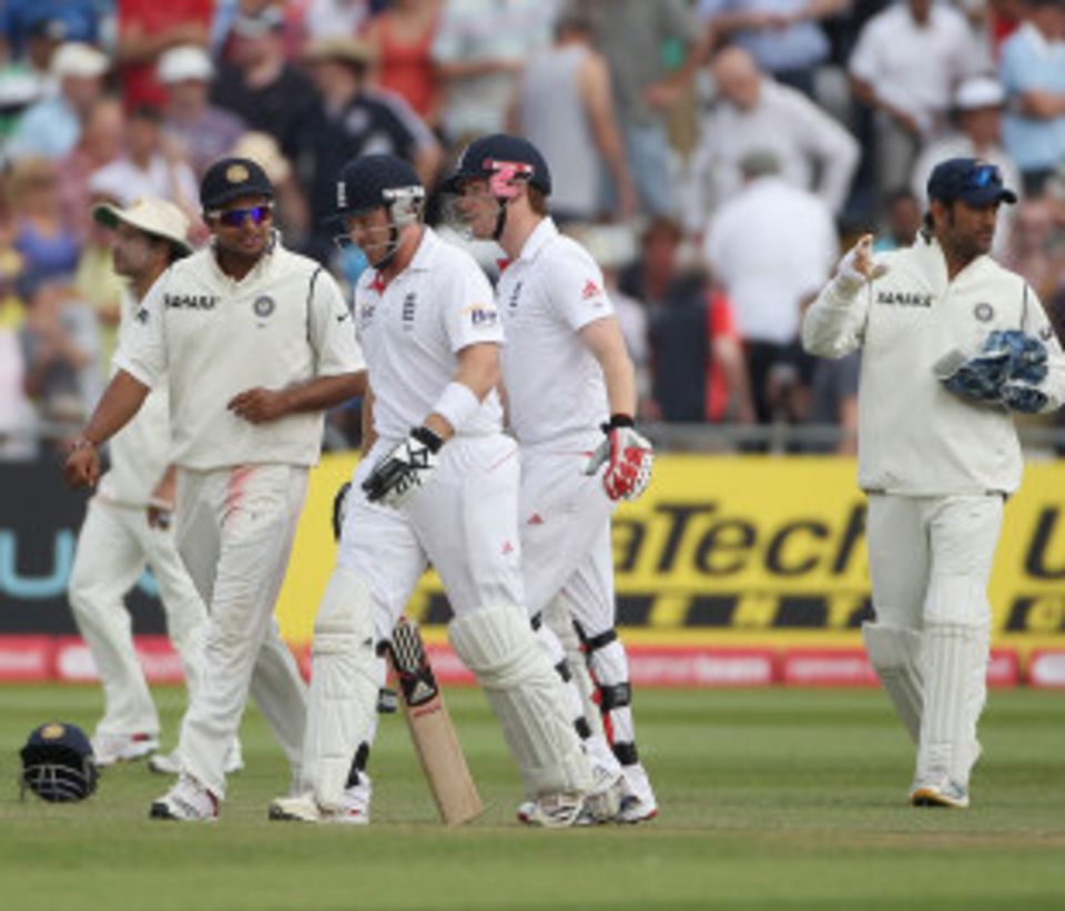 Ian Bell was given out by the third umpire, but MS Dhoni withdrew the appeal during the tea break