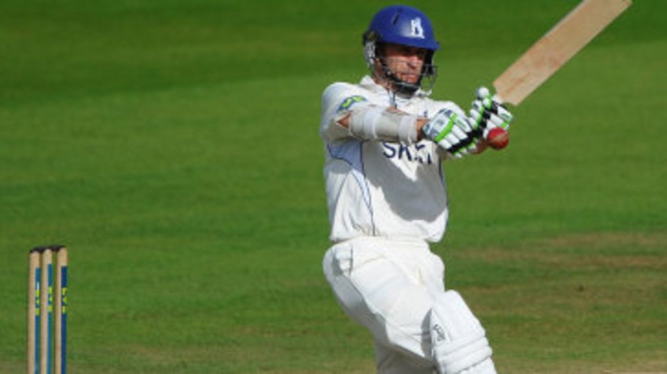 Jim Troughton returned to form with a century as Warwickshire's batsmen flourished at Edgbaston