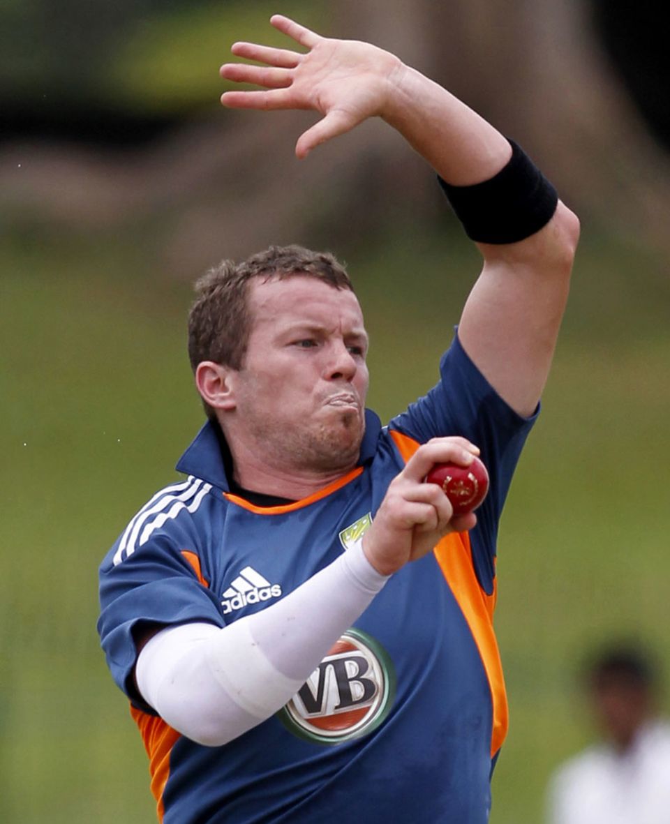 Peter Siddle bowls in the nets