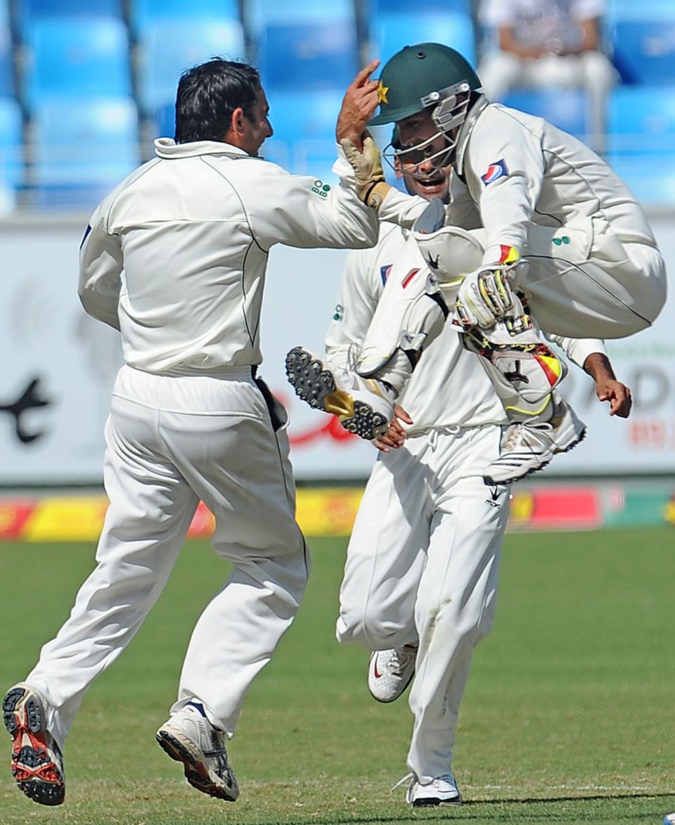 Pakistan celebrate Mahela Jayawardene's dismissal
