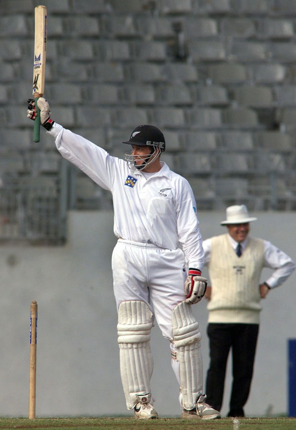 Geoff Allott acknowledges the crowd after breaking the record for the longest Test duck, off 77 balls, against South Africa in 1999